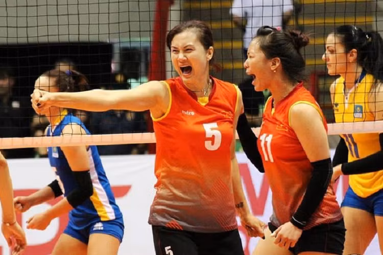 Kim Huệ luôn thể hiện lối chơi quyết liệt trên sân. Cô là chỗ dựa tin cậy cho các đồng đội, cả về mặt tinh thần. Trong sự nghiệp, Kim Huệ đã 7 lần giành HCB SEA Games, giữ kỷ lục là nữ vận động viên bóng chuyền dự 17 giải vô địch quốc gia liên tiếp. Ảnh: SMM.