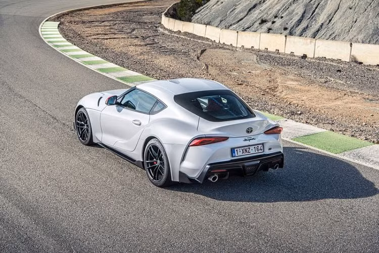 Quá trình sản xuất phiên bản Toyota GR Supra sử dụng động cơ 2.0L cho thị trường châu Âu sẽ bắt đầu từ tháng 1 năm nay và sẽ có mặt tại các đại lý của thị trường này vào tháng 3.