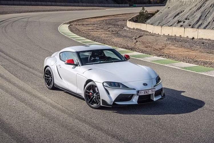 Phiên bản Toyota GR Supra 2.0 Fuji Speedway được đặt theo tên trường đua này, với số lượng sản xuất giới hạn 200 chiếc và dành riêng cho thị trường châu Âu. Đặc điểm nhận dạng phiên bản giới hạn Supra 2.0 Fuji Speedway là ngoại thất xe mang màu trắng ánh kim đặc trưng cùng ốp tai gương ngoại thất màu đỏ.