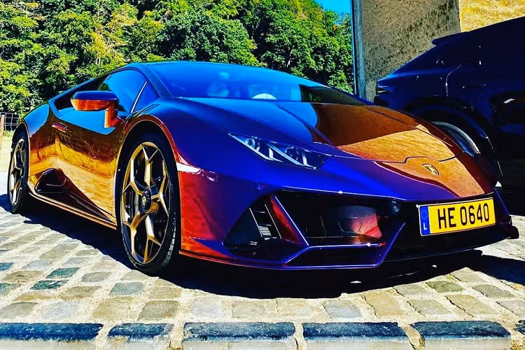 Về ngoại thất, một số những nâng cấp nhẹ được Lamborghini thực hiện. Phía trước, cản trước cùng hốc gió được tinh chỉnh phù hợp hơn khi được trang bị công nghệ ALA. Hai bên hông không có gì thay đổi ngoại trừ hai khe gió tản nhiệt phía dưới. Phía sau được thay đổi khá nhiều khi ống xả được mang lên trên giống với Huracán Performante, khuếch tán phía dưới được kéo dài ra sau cùng một cánh gió nhỏ phía trên.