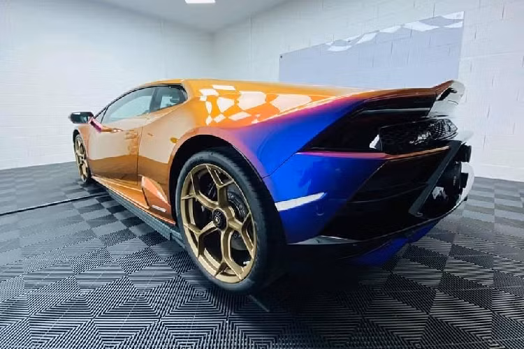 Chiếc Lamborghini Huracán EVO màu độc này là một trong những chiếc siêu xe được cá nhân hóa một cách đặc biệt thông qua bàn tay của những người thợ đầy kinh nghiệm thuộc bộ phận Ad Personam. Ngay từ ngoại thất, chiếc xe đã khiến nhiều người ấn tượng với màu sơn có thể đổi từ tím sang xanh dương, cam tùy vào góc nhìn.