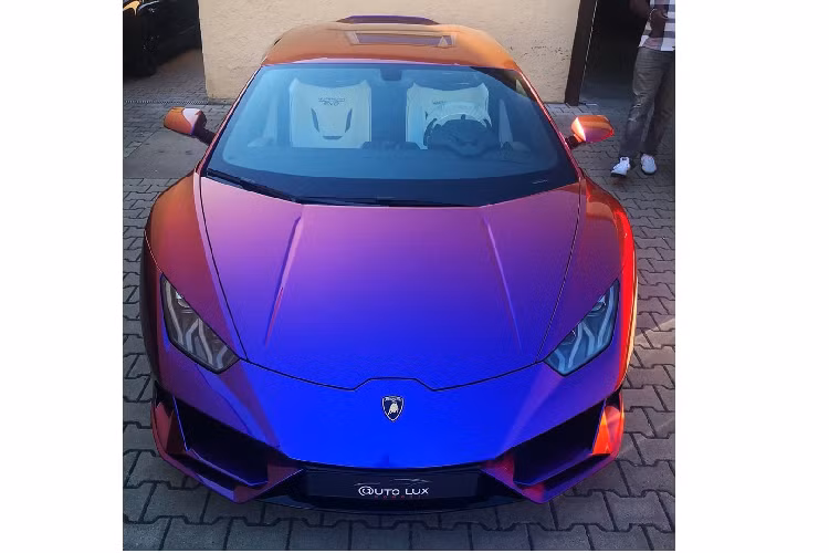 Được biết, màu sơn đặc biệt này được Lamborghini và Ad Personam gọi là Blu Hal, được nghiên cứu và phát triển đặc biệt để có thể mang nhiều màu sơn của Lamborghini lên một mẫu xe, cùng một lúc. Trước đây, màu sơn này mới chỉ được sử dụng trên một chiếc Lamborghini Aventador SVJ và chiếc Huracán EVO này mới chỉ là chiếc xe thứ hai sử dụng màu sơn này. Được biết, số tiền mà chủ nhân của chiếc xe phải bỏ ra để sở hữu màu sơn này ở mức 80.000 Đô, tương đương khoảng 1,8 tỷ Đồng.