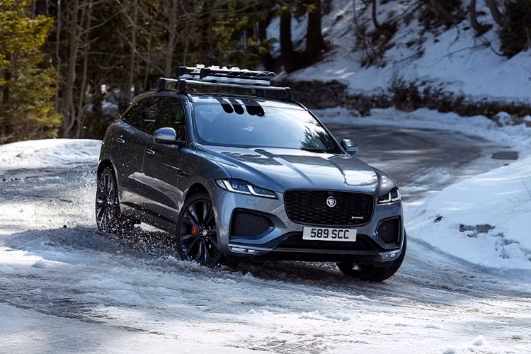 Cao cấp nhất là biến thể F-Pace R-Dynamic S400, cũng là cấu hình MHEV với động cơ tăng nạp 3.0L và động cơ điện nhưng công suất được tinh chỉnh lên đến 395 mã lực. Tất cả các phiên bản Jaguar F-Pace 2021 được trang bị tiêu chuẩn hộp số tự động 8 cấp và hệ dẫn động 4 bánh toàn thời gian AWD.