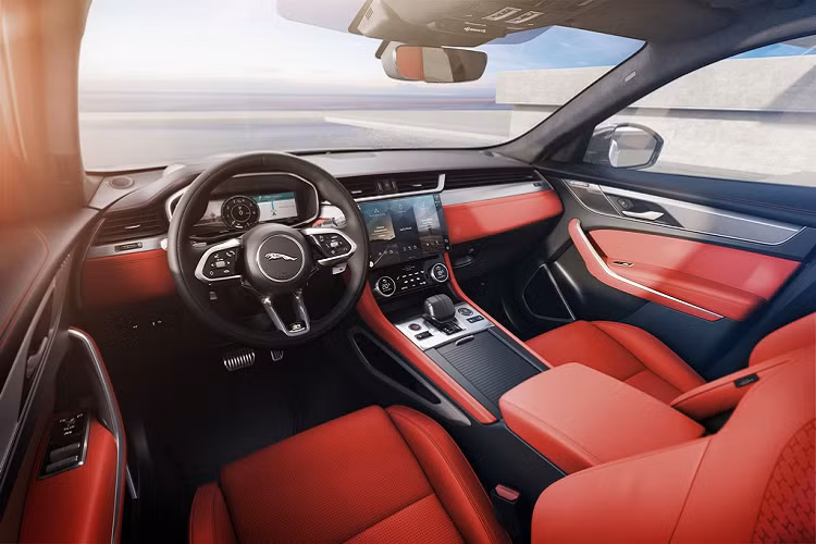Hàng ghế trước của F-Pace 2021 nay là loại ghế thể thao với tựa lưng nối liền với tựa đầu. Ngoài chức năng chỉnh điện và nhớ vị trí, 2 ghế trước được bổ sung làm mát và sưởi điện. Logo báo chồm của Jaguar được thêu nổi giúp tạo thêm điểm nhấn cho khoang lái.