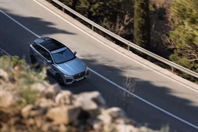 Tại Anh, giá xe Jaguar F-Pace 2021 có mức bán khởi điểm từ 40.860 bảng (khoảng 1,2 tỷ đồng), tương đương 52.600 USD. Mức giá cho thị trường Mỹ và các nước châu Âu khác chưa được công bố. Tại Việt Nam, Jaguar F-Pace đời đầu hiện có giá đề xuất từ 3,39 tỷ đồng.