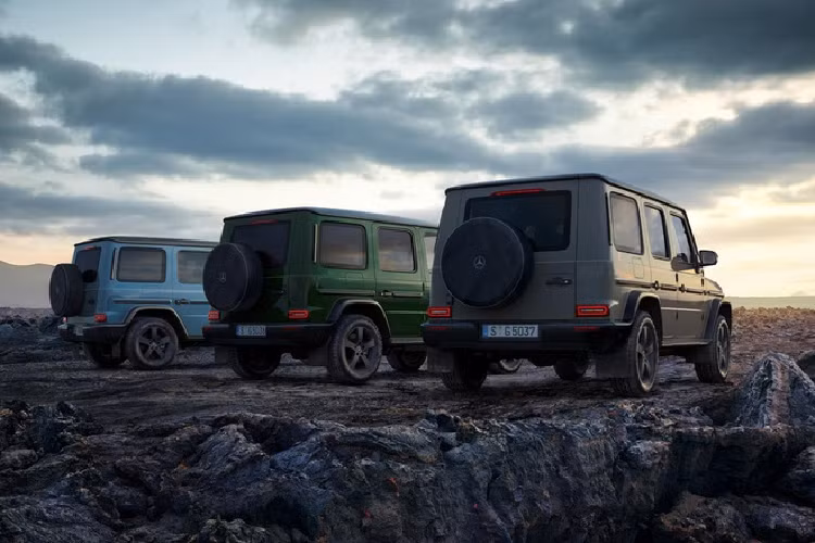 Tại thị trường Mỹ, tùy chọn động cơ duy nhất cho G-Class bản thường chỉ có V8 4.0L tăng áp kép (416 mã lực, 610 Nm). Với G-Class 2021, Mercedes cũng thêm một số tùy chọn cá nhân hóa giúp khách mua tùy chỉnh G-Wagon theo sở thích.