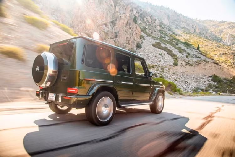 Từ quý IV năm nay, gói trang bị Urban Guard Vehicle Protection Plus có thể truy vết xe bị đánh cắp. Mức giá xe Mercedes G-Class 2021 chưa công bố chính thức, tuy nhiên nó sẽ không tăng nhiều so với hiện tại.