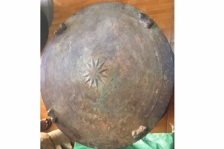 Đánh cá trên sông Cổ Chiên, ngư dân Vĩnh Long vớt được trống đồng cổ Danh ca tren song Co Chien, ngu dan Vinh Long vot duoc trong dong co