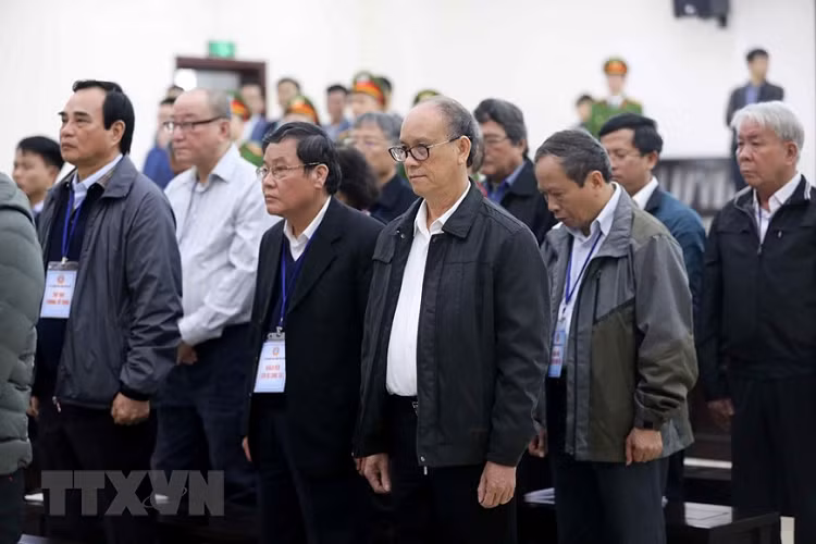 Sáng nay, luật sư Trần Việt Hùng (bào chữa cho bị cáo Văn Hữu Chiến) kiến nghị tòa triệu tập đại diện Bộ Tài nguyên và Môi trường để làm rõ một số tài liệu do cơ quan này đánh giá. Ngoài ra, vụ án còn có một số tài liệu mật và tuyệt mật là các chứng cứ bào chữa cho bị cáo, luật sư đề nghị HĐXX hướng dẫn sử dụng các tài liệu này.Sau khi hội ý, chủ tọa cho biết theo quy định, các tài liệu ở dạng mật và tuyệt mật sẽ không được công bố công khai tại tòa. Các luật sư có thể sử dụng tài liệu, chứng cứ có trong hồ sơ vụ án và cáo trạng để sử dụng. Ảnh: TTXVN.