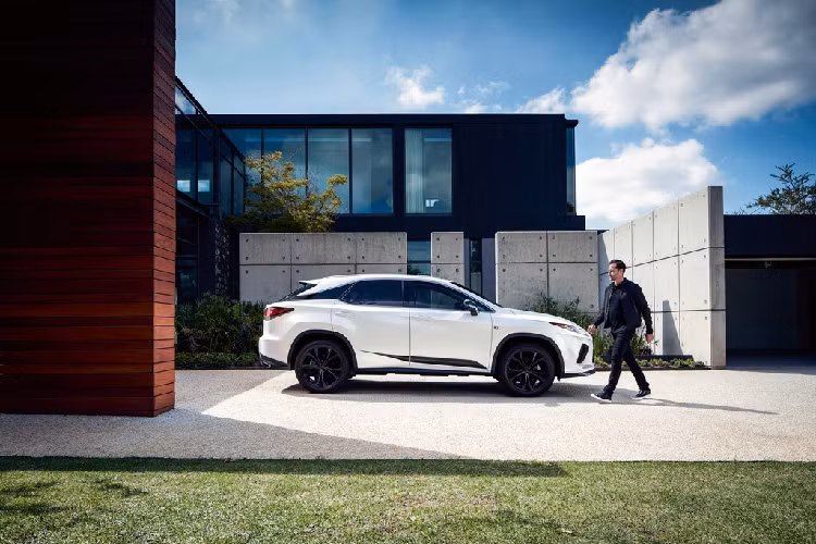 Lexus RX Black Line 2021 sở hữu một số chi tiết sơn đen như lưới tản nhiệt, ốp gương chiếu hậu và họa tiết màu đen ở cửa xe. Bộ mâm hợp kim 20 inch cũng được hoàn thiện trong lớp sơn đen bóng.