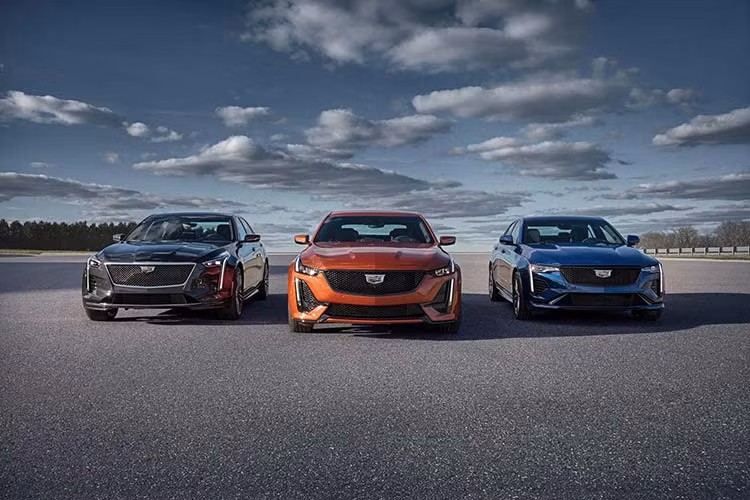 Hãng xe Cadillac hiện cũng đang lên kế hoạch cho phiên bản CT4-V hiệu suất cao, được đồn đoán sẽ sử dụng động cơ V6 tăng áp kép 3,6 lít của ATS-V, sản sinh công suất lên tới 464 mã lực và 603 Nm trên model trước đó. Mức giá xe Cadillac CT5-V và CT4-V chưa được công bố.