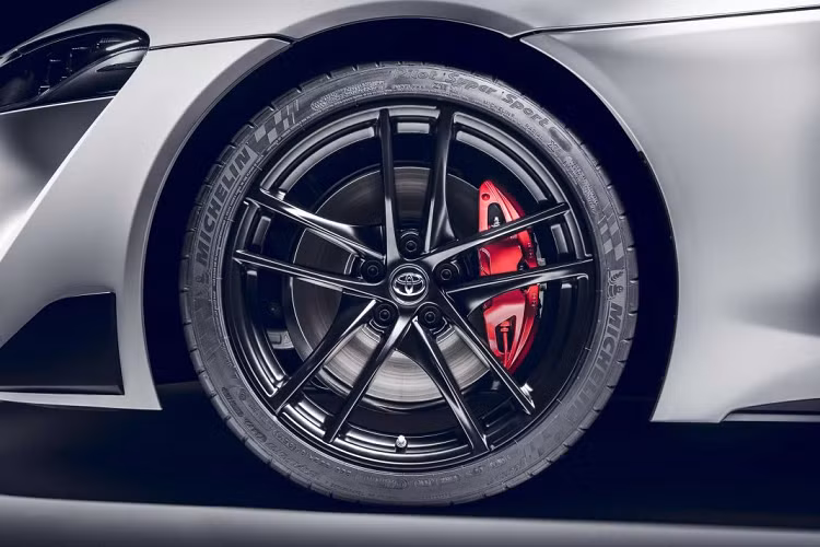 Trên phiên bản Toyota Supra động cơ 2.0, xe sẽ được trang bị tiêu chuẩn mâm xe kích thước 18 inch, trong khi đó, nội thất bên trong sẽ sở hữu màn hình 8,8 inch, hệ thống âm thanh 4 loa và ghế bọc da lộn Alcantara. Những trang bị an toàn tiêu chuẩn cho xe sẽ là hệ thống hỗ trợ tiền va chạm (Pre-Crash Safety) với khả năng nhận dạng người đi bộ, xe đạp, phanh. Bên cạnh đó là hệ thống hỗ trợ giữ làn đường (Lane Keep Assist) với vô-lăng trợ lực, hệ thống đọc biển báo, hệ thống kiểm soát tốc đô thông minh,… sẽ đều là tiêu chuẩn.