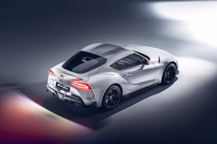 Trên Toyota Supra thế hệ mới, động cơ sẽ tạo ra công suất cực đại 255 mã lực và 400 Nm mô-men xoắn, sức mạnh được truyền đến bánh sau của xe thông qua hộp số tự động, ly hợp kép 8 cấp. Với sức mạnh này, GR Supra sẽ có khả năng tăng tốc lên 100 km/g trong 5,2 giây, chậm hơn bản sử dụng động cơ 3.0 lít 0,9 giây và tốc độ tối đa vẫn có thể đạt 255 km/h.