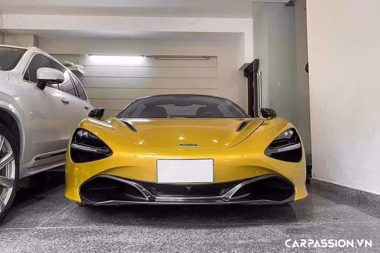 Nhờ được trang bị hệ thống khung Monocage II-S làm từ sợi carbon nên McLaren không cần phải gia cố thêm khung xe khi cắt bỏ phần mui kín, mặc dù được bổ sung thêm cơ chế đóng/mở mui nhưng khối lượng của McLaren 720S Spider chỉ dừng ở mức 1.332 kg, nặng hơn phiên bản Coupe 50 kg. Hệ thống mui xếp trên xe có khả năng đóng mở trong vòng 11 giây và có thể hoạt động ở tốc độ dưới 50 km/h.