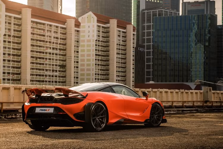 Khoang lái của siêu xe phiên bản giới hạn McLaren 765LT chỉ gói gọn trong một từ mà các dân chơi đều muốn xe của mình có càng nhiều càng tốt, đó chính là carbon. Ngoài ra là da Alcantara màu đen. Để giúp McLaren 765LT có trọng lượng lý tưởng là 1.229 kg, hãng xe Anh quốc đã bỏ đi trang bị tiêu chuẩn là loa và hệ thống điều hoà...