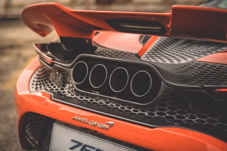 Ngoài sức mạnh tăng thêm đáng kể so với McLaren 720S, siêu xe McLaren 765LT còn nhẹ hơn 80 kg so với phiên bản tiêu chuẩn này. Để mang đến trọng lượng 1.229 kg cho siêu xe McLaren 765LT phải kể đến nhiều chi tiết được làm từ sợi carbon tiên tiến, ống xả titan với bốn cửa ra từ phía sau cũng như kính xe mỏng hơn.
