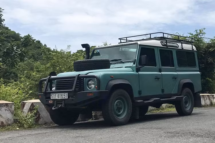 Chiếc xe SUV Land Rover Defender này thuộc phiên bản TD5 máy dầu đời 2002. Theo tìm hiểu, trước đây xe được Đại sứ quán Anh nhập về nước để sử dụng, và sau đó được thanh lý ra tên tư nhân. Vì phục vụ cho đại sứ quán Anh và sau đó thanh lý cho cá nhân, nên xe được bảo quản giữ gìn rất cẩn thận, chính vì thế xe còn rất hoàn hảo từ trong ra ngoài.