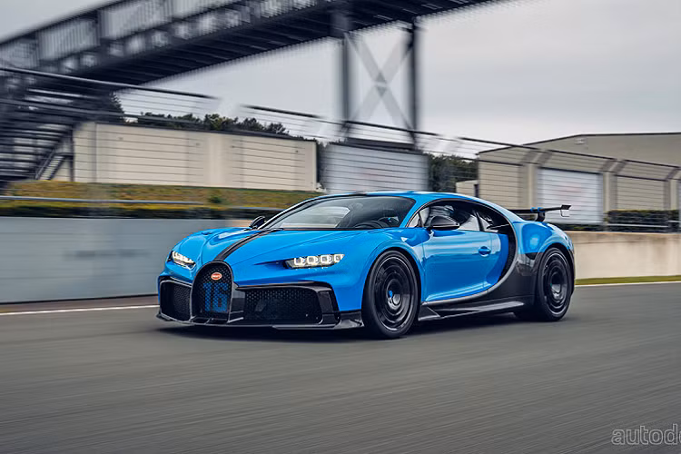 Ngoài ra, Bugatti Chiron Pur Sport còn được nâng cấp về khung gầm với lò xo trước cứng hơn 65%, lò xo sau cứng hơn 33% và hệ thống giảm chấn thích ứng tập trung vào hiệu suất. Bên trong Bugatti Chiron Pur Sport là không gian nội thất bọc bằng chất liệu Alcantara nhằm cắt giảm trọng lượng. Toàn bộ các chi tiết ốp và nút bấm của Bugatti Chiron Pur Sport đều được sơn màu đen, làm bằng nhôm hoặc titan. Tại thị trường châu Âu, giá xe Bugatti Chiron Pur Sport không rẻ chút nào, khởi điểm từ 3,2 triệu Euro (khoảng 3,55 triệu USD hoặc 82,6 tỷ đồng).