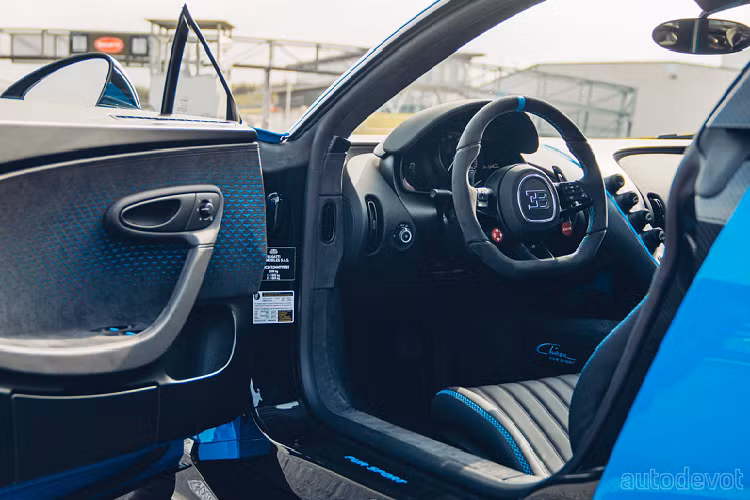 Nhờ đó, Bugatti Chiron Pur Sport có thể tăng tốc từ 60-120 km/h trong thời gian nhanh hơn 2 giây so với bản tiêu chuẩn. Tuy nhiên, tốc độ tối đa của siêu xe này lại giảm xuống còn 350 km/h. Không chỉ nhẹ hơn, Bugatti Chiron Pur Sport còn được thay đổi một số chi tiết thiết kế ngoại thất như đầu xe mới nhằm tối ưu hóa tính khí động lực học với hốc gió và lưới tản nhiệt hình móng ngựa cỡ lớn hay bộ chẻ khí mới. Đằng sau xuất hiện cánh gió đuôi rộng 1.900 mm và ống xả bằng titan được chế tạo theo công nghệ in 3D mới.