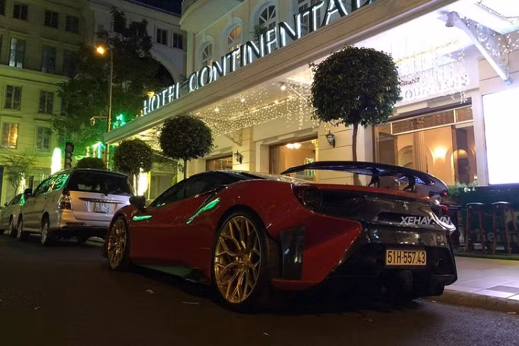 Vòng ra phần đuôi xe là sự tinh chỉnh đến từ Pogea Racing. Bộ cản sau được nhà độ này thay đổi bằng sợi carbon và đuôi xe cũng được cắt xẻ lại hầm hố hơn khi để lộ hai bánh sau to bản ra ngoài.