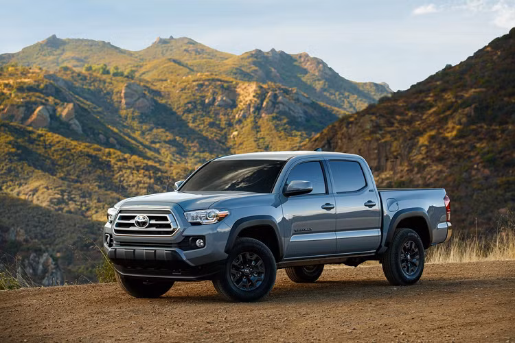 Bản Toyota TRD Pro 2021 hầm hố gần như giữ nguyên, không nâng cấp so với model trước ngoài thêm màu mới Lunar Rock thay thế màu Army Green. Ba màu còn lại là trắng Super White, kim loại xám Magnetic Gray Metallic, và kim loại tối Midnight Black Metallic. Giá khởi điểm bản 4WD từ 46.780 USD.