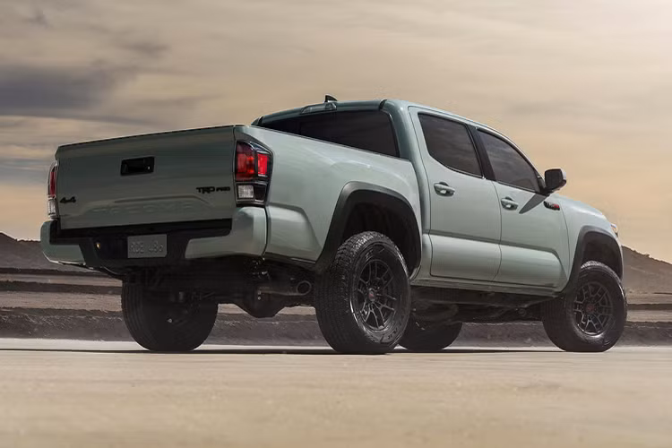 Toyota Tacoma bản Trail khác với bản thông thường ở nhãn hiệu ngoài sơn đen, ghế đen và chỉ khâu bắt mắt. Sàn xe được bọc chất liệu 4 mùa tiêu chuẩn, bộ la-zăng off-road TRD 16 inch, lốp địa hình Kevlar, và thiết kế lưới tản nhiệt giống bản Tacoma Limited. Phần thùng xe phía sau có thêm giắc cắm 120 volt tăng thêm tiện ích.
