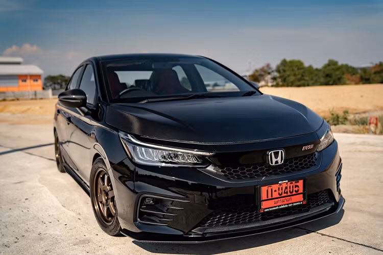 NK Garage, cửa hàng chuyên độ carbon có tiếng tại Thái Lan, vừa tung ra bộ body kit carbon cho mẫu xe Honda City 2020. Chiếc xe trong bài viết là phiên bản cao cấp nhất của Honda City 2020, phiên bản 1.0L Turbo RS.