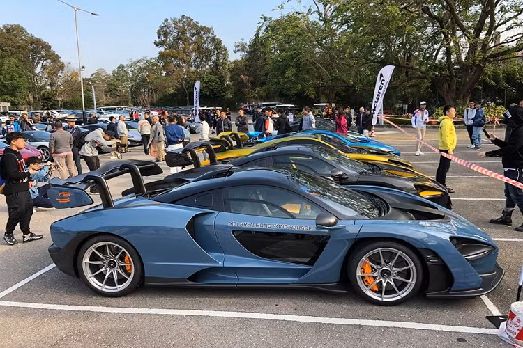 McLaren P1 màu xanh nước biển. Chỉ có 375 chiếc McLaren P1 được sản xuất trên thế giới. Kế bên là 1 trong 6 chiếc McLaren Senna xuất hiện tại sự kiện mừng năm mới ở Hồng Kông