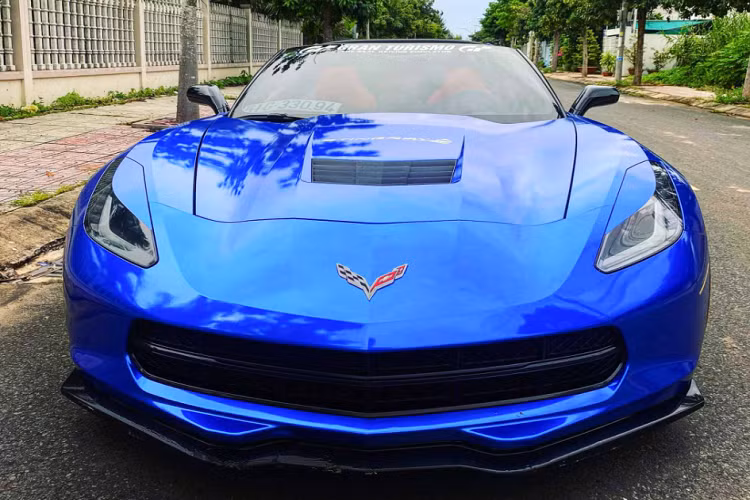 Corvette Stingray 2016 sử dụng động cơ V8 6.2L (mã LT1) hút khí tự nhiên, cho công suất tối tối đa 455 mã lực tại 6.000 vòng/phút và mô-men xoắn cực đại 624Nm tại 6.400 vòng/phút. Sức mạnh được truyền xuống cầu sau (RWD) thông qua hộp số tự động 8 cấp (8AT) sử dụng kết hợp với lẫy chuyễn số đằng sau vô lăng.