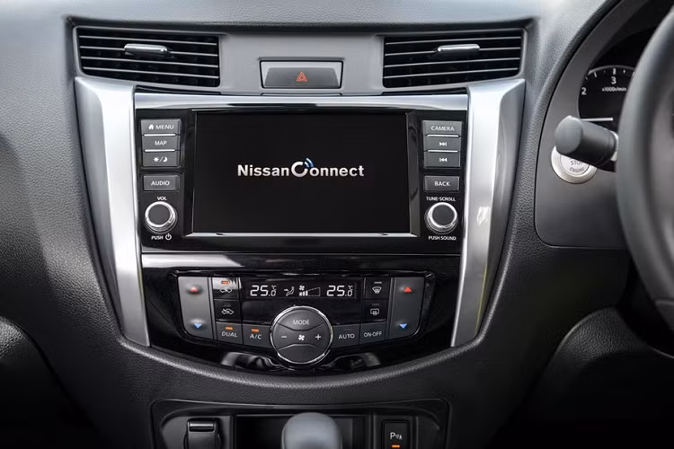 Nguồn cung cấp sức mạnh cho Nissan Navara 2021 tại thị trường Thái Lan là khối động cơ diesel 4 xi-lanh, dung tích 2,3 lít với 2 phiên bản khác nhau. Đầu tiên là phiên bản tăng áp đơn, sản sinh công suất tối đa 163 mã lực tại tua máy 3.750 vòng/phút và mô-men xoắn cực đại 403 Nm tại tua máy từ 1.500 - 2.500 vòng/phút. Phiên bản này kết hợp cùng hộp số sàn 6 cấp.