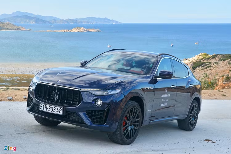 Được giới thiệu lần đầu tiên vào năm 2016 tại Triển lãm Geneva Motor Show, Maserati Levante mới là chiếc SUV đầu tiên của hãng xe Italy. Levante ra đời sau gần 5 năm kể từ lúc Maserati ra mắt mẫu SUV concept Kubang. Cuối năm 2016, Levante cũng trình làng thị trường Việt.