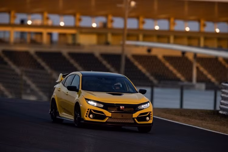 Tại Suzuka Circuit, chiếc Honda Civic Type R Limited Edition đã chinh phục quãng đường 5,8 km với những khúc cua lắt léo và các cua tốc độ cao trong vòng 2 phút 23,993 giây. Thành tích này của Civic Type R Limited Edition đã khiến nó trở thành chiếc xe thương mại cầu trước nhanh nhất tại trường đua này.