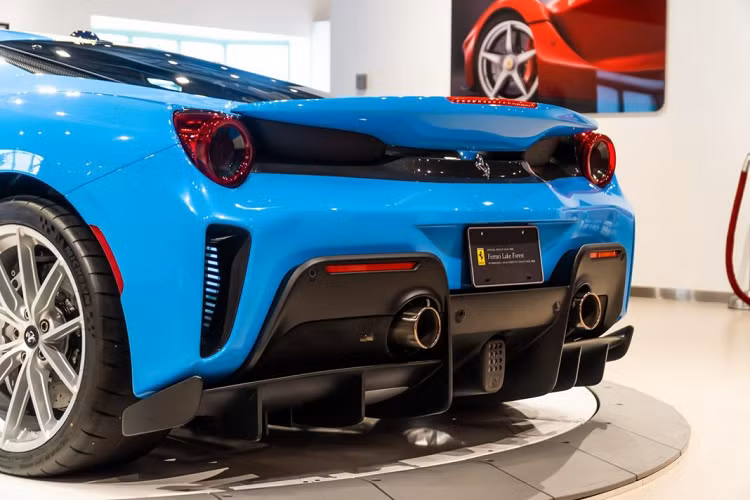 Hiện chiếc Ferrari 488 Pista với lớp sơn độc này đang được chào bán tại đại lí Ferrari Lake Forest với tổng số quãng đường di chuyển chỉ mới dừng ở mức 151 dặm, mức giá mà đại lí này đưa ra cho chiếc 488 Pista này là 469,900 ngàn Đô-la. Tại thị trường Việt Nam, chúng ta từng có một mẫu xe Ferrari được chủ nhân dán decal với tông màu xanh tương tự là chiếc Ferrari 458 Italia độ Liberty Walk độc nhất nước ta.
