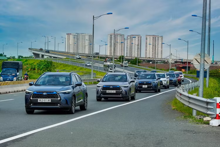 Vô-lăng 3 chấu bọc da, tích hợp đầy đủ các nút bấm điều khiển hệ thống giải trí và tính năng ga tự động Cruise Control. Cụm đồng hồ dễ quan sát vì là loại kỹ thuật số, tích hợp màn hình đa thông tin 4,2 inch TFT cùng đèn báo Eco. Ngoài ra, xe còn trang bị chìa khóa thông mình, khởi động nút bấm cùng gương chiếu hậu chính giữa chống chói tự động.