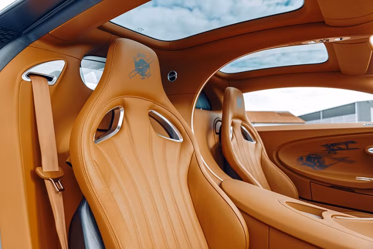 Nắp động cơ siêu xe Bugatti Chiron Sport Les Legendes du Ciel được phủ sợi carbon tối màu. Xe được trang bị động cơ W16 8.0L với 4 bộ tăng áp sản sinh công suất 1.500 mã lực và mô-men xoắn cực đại 1.600 Nm, cho phép siêu xe mới có thể chạy ở vận tốc tối đa theo giới hạn điện tử 420 km/h.