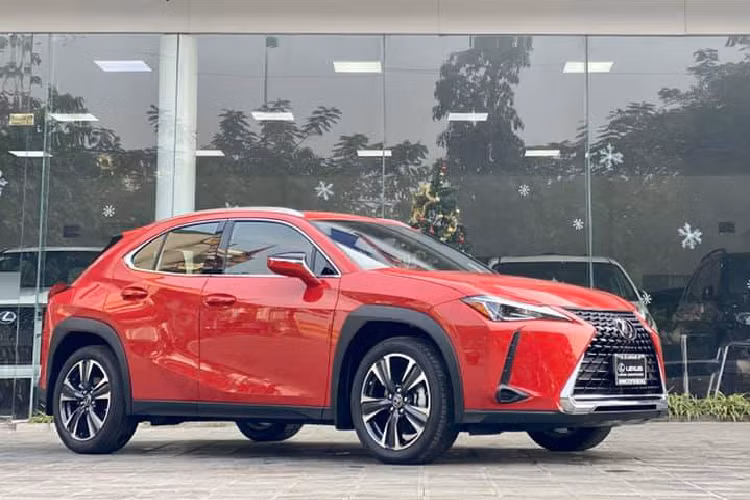 Chiếc Lexus UX 2020 mới đầu tiên về Việt Nam sở hữu màu sơn đỏ. Cụm đèn chiếu sáng LED và lưới tản nhiệt con suốt kết hợp mang đậm chất Lexus. Đèn sương mù nằm gọn trong hốc gió trước hình chữ L. Đèn hậu có thiết kế ôm trọn đuôi xe. Bộ vành kích thước 17 inch với 5 chấu phối 2 tông màu tương phản.