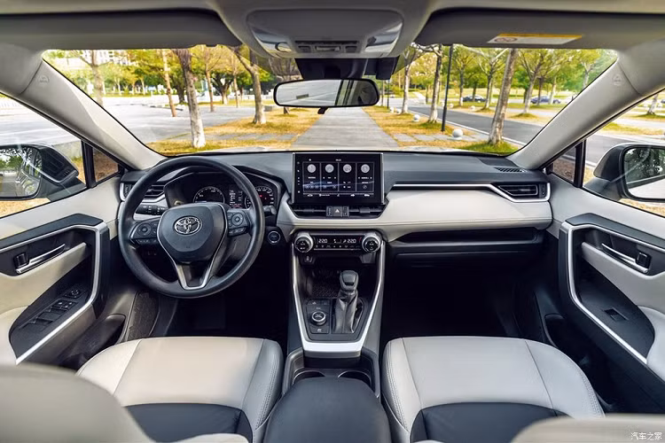 Không chỉ ngắn hơn, Toyota Wildlander 2020 còn sở hữu thiết kế đầu xe và đuôi xe khác biệt so với RAV4. Theo đó, Toyota Wildlander 2020 được trang bị cụm đèn pha hẹp hơn và dài hơn. Bên dưới cụm đèn pha là lưới tản nhiệt khá lớn, có thiết kế gợi liên tưởng đến xe Lexus.