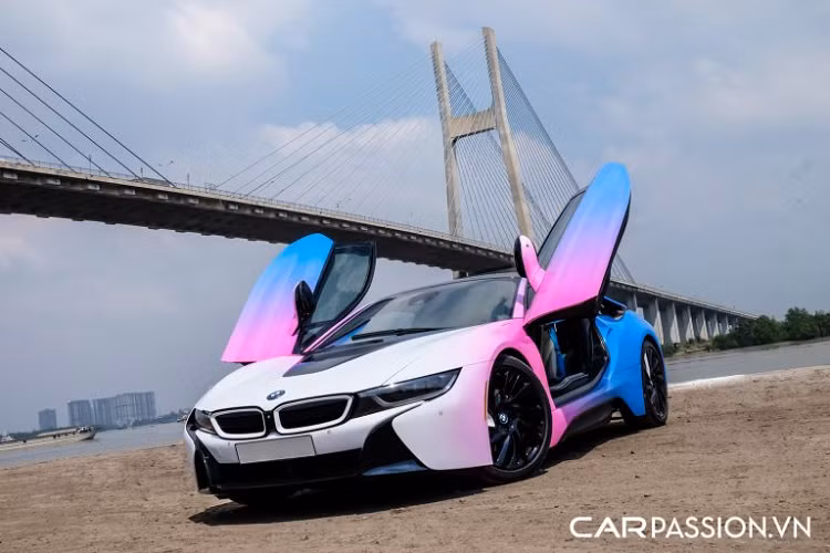 Những chiếc siêu xe BMW i8 được đưa về Việt Nam với 4 màu sơn bao gồm : màu trắng Crystal White, màu xám Sophisto Gray, màu bạc Iconic Silver và màu xanh Protonic Blue. Tuy sở hữu thiết kế được đánh giá cao, số lượng những chiếc i8 lại quá lớn khiến không ít chủ nhân phải tìm đến những phương pháp giúp thể hiện cá tính của bản thân cũng như tạo sự khác biệt so với phần còn lại.