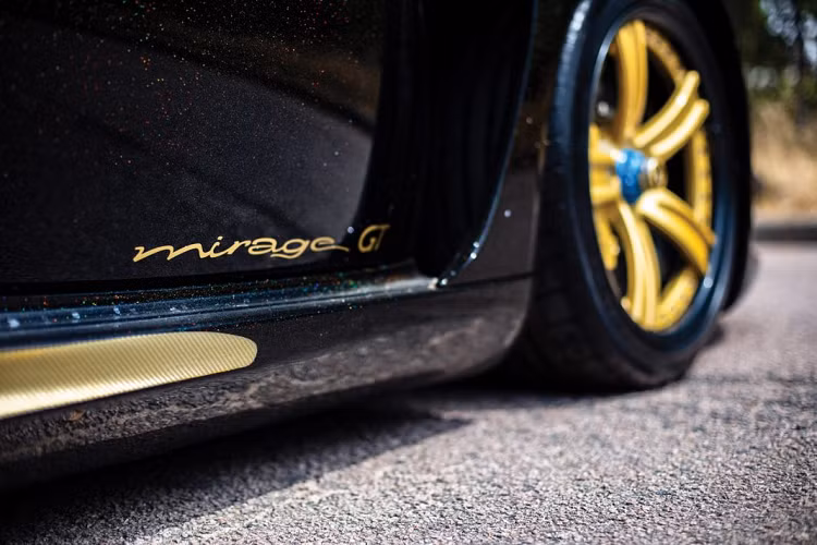Chiếc Gemballa GT Gold Edition này được thửa riêng cho cựu cầu thủ người Cameroon Samuel Eto’o và chỉ trải qua duy nhất một đời chủ. Chiếc xe được danh thủ này mua khi anh còn thi đấu đỉnh cao tại câu lạc bộ bóng đa Barcelona, Tây Ban Nha. Tại đây, Eto’o đã có 144 trận ra sân và ghi được tới 108 bàn thắng.