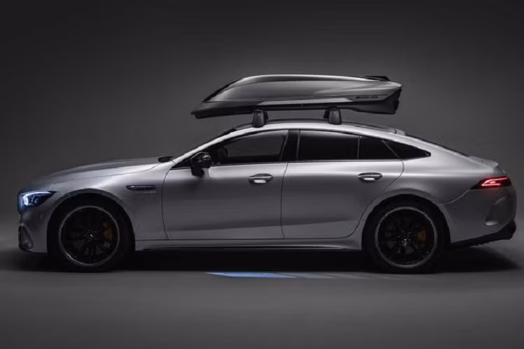 Hộp gắn nóc xe của Mercedes-AMG tất nhiên cũng có kiểu dáng rất phong cách - phù hợp với diện mạo của chiếc xe thể thao Đức, đồng thời có nhiều tính năng tạo tính khí động học như bộ khuếch tán, các vây cắt gió. Hộp gắn nóc này thực tế được tạo ra cho tất cả các dòng xe Mercedes.