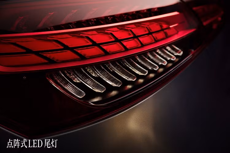 Nếu muốn sở hữu xe mạnh hơn, khách hàng Trung Quốc có thể chọn Mercedes-Benz E300 L 2021 với động cơ xăng 4 xi-lanh, dung tích 2.0 lít, tạo ra công suất tối đa 254 mã lực và mô-men xoắn cực đại 370 Nm. Phiên bản này có thể tăng tốc từ 0-100 km/h trong thời gian 6,6 giây.