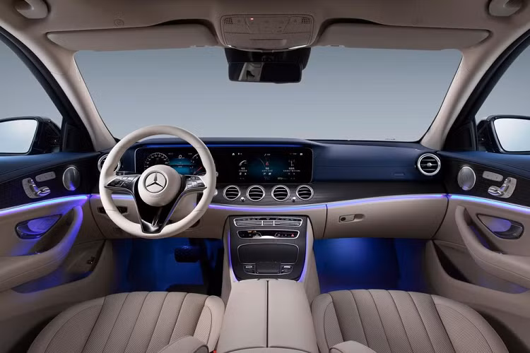 So với bản thường, Mercedes-Benz E-Class L 2021 dài hơn 121 mm trong khi chiều dài cơ sở nhỉnh hơn đến 140 mm, đạt mức 3.079 mm. Điều này mang đến không gian nội thất rộng rãi hơn và thiết kế ngoại thất trường dáng hơn cho Mercedes-Benz E-Class L 2021, từ đó đáp ứng thị hiếu của khách hàng Trung Quốc.