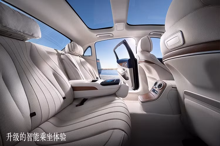 Ghế giữa của hàng ghế sau có thể gập xuống làm bệ tì tay trung tâm, để lộ ra màn hình cảm ứng 7 inch. Qua màn hình này, hành khách đằng sau có thể cài đặt hệ thống đa phương tiện, chỉnh hệ thống đèn viền và điều khiển ghế mát-xa hai bên.
