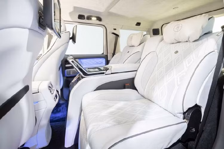 Làm tròn gói độ mới của Hofele là cửa tự sát độc đáo ở phía sau kết hợp cùng các bậc cửa tự động điện giúp hành khách phía sau lên xuống xe dễ dàng hơn.