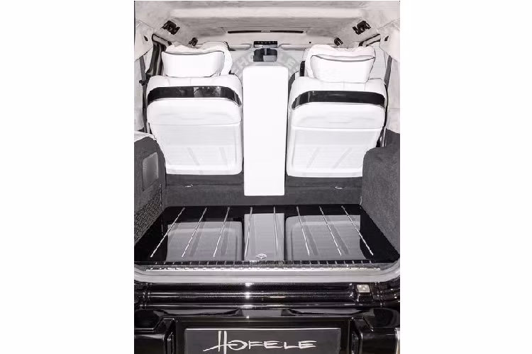 Cặp ghế giám đốc phía sau cũng được trang bị rất tốt với đủ các chức năng như mát-xa, sưởi và thông gió - có thể được điều khiển thông qua một màn hình cảm ứng tích hợp ở bệ ngăn giữa hai ghế.