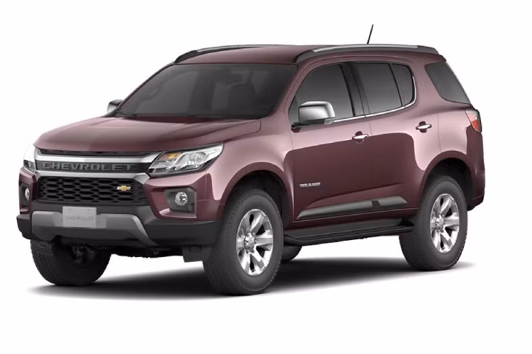 Điểm thay đổi mới nhất của Trailbrazer 2021 chính là phần đầu xe. Toàn bộ phần đầu xe của Chevrolet Trailbrazer thế hệ mới được thay thế cụm lưới tản nhiệt hoàn toàn mới nằm ngang kích thước lớn hơn, lưới tản nhiệt được chia làm hai tầng với hàng chữ Chevrolet màu đen nằm giữa 2 thanh sơn màu crôm. Logo chính hình chữ thập của thương hiệu được đặt thấp bên dưới.
