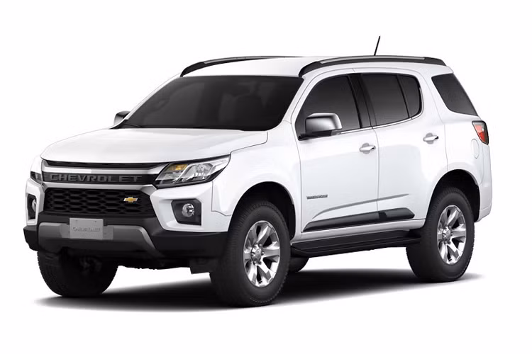 Cụm đèn pha thiết kế tương tự như phiên bản cũ, nhưng cụm đèn sương mù được đặt cao hơn trong ốp đèn sương mù mới, trang bị ốp cản trước thể thao hơn trước. Tổng thể chiếc còn đi kèm với “dàn chân” lắp bộ mâm 18 inch thiết kế mới. Là một phiên bản nâng cấp facelift giữa đời, nên Trailbrazer 2021 vẫn duy trì kích thước như cũ.