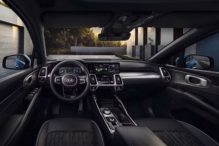 Kia Sorento PHEV vẫn có 7 chỗ ngồi giống với phiên bản diesel và hybrid. Bên trong cabin gần như không có sự thay đổi. Mặt đồng hồ kỹ thuật số 12,3 inch được thiết kế lại với đồ họa và màu sắc mới.