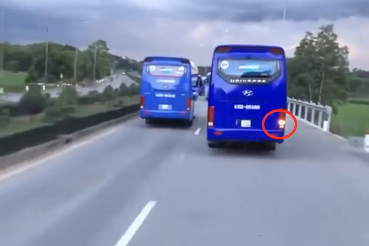 Đoàn chở công nhân cản đường xe chữa cháy: Buộc thôi việc 2 tài xế Doan cho cong nhan can duong xe chua chay: Buoc thoi viec 2 tai xe