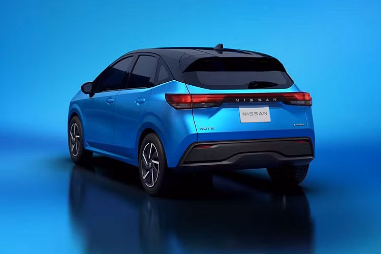 Ngay từ bên ngoài, chiếc MPV Note của Nissan đã tạo được sự ấn tượng với lưới tản nhiệt phía trước được thiết kế theo phong cách V-motion mới của hãng, kết hợp cùng cụm đèn pha mới và viền mạ crom sáng. Ở hai bên hông, thân xe sở hữu các đường nét nhấn nhá ở phía trên cửa và vòm bánh xe, tạo cảm giác mới lạ và thể thao.